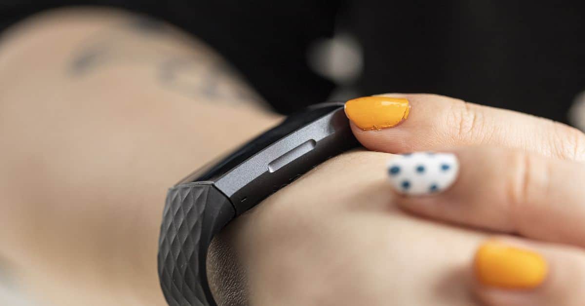 Το Fitbit Charge 6 της Google θα επαναφέρει επιτέλους το φυσικό κουμπί
