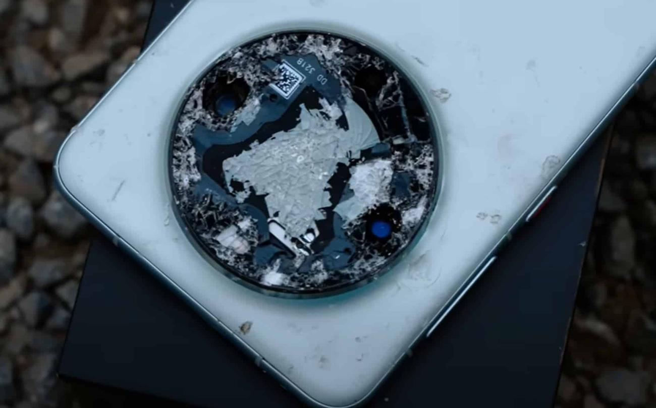 Το Huawei Mate 60 Pro τα βάζει με Αυτοκίνητο, Λεωφορείο, Οδοστρωτήρα και όπλο