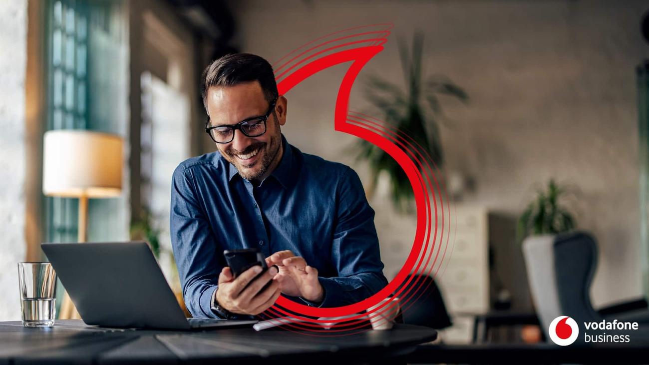 Νέα προγράμματα κινητής για επαγγελματίες Vodafone Business RED με απεριόριστη ομιλία και δωρεάν εργαλεία Microsoft 365