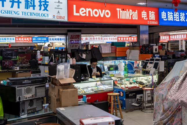 Μέσα στο εμπορικό κέντρο Huaqiangbei.