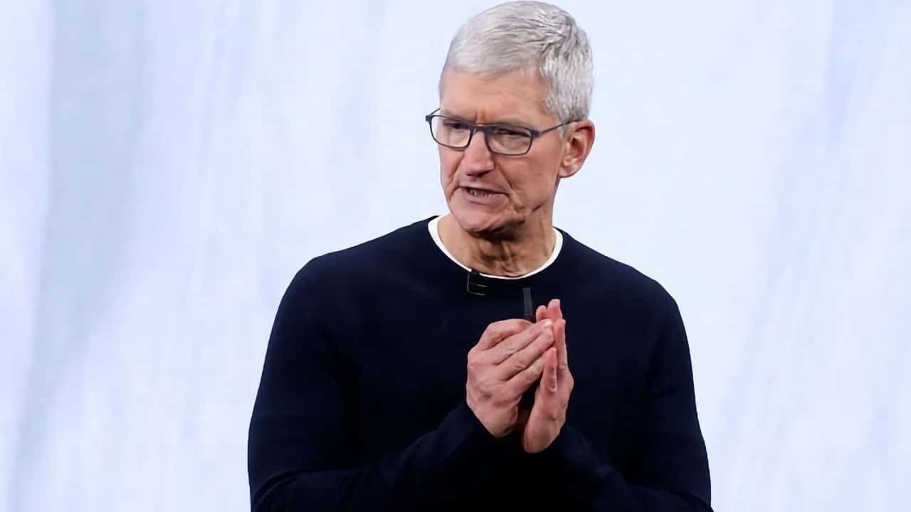 Ο Tim Cook υπερασπίζεται την Apple έναντι της κατηγορίας για greenwashing