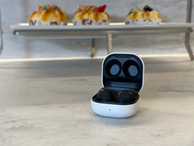 Τα Galaxy Buds FE διατίθενται σε μαύρο χρώμα, που απεικονίζεται παραπάνω, καθώς και σε λευκό εσωτερικό.