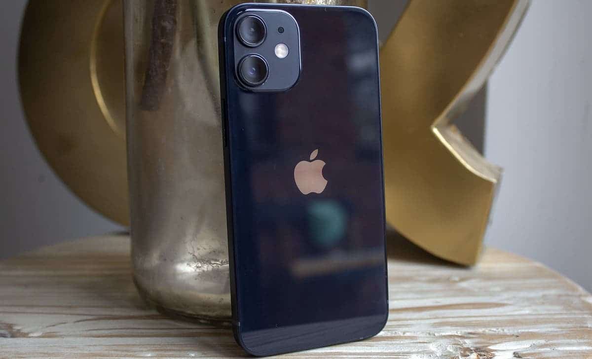 Apple: χαμήλωσε το SAR του iPhone 12 μέσω update στην Γαλλία