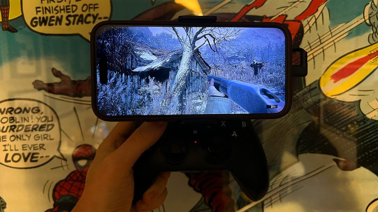 Ελεγκτής RIOTPWR συνδεδεμένος στο iPhone 15 Pro Max