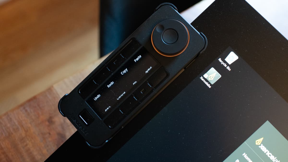 Ο ελεγκτής Xencelabs Quick Keys είναι τοποθετημένος στο πλάι της οθόνης στυλό 24