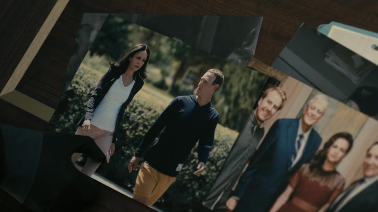 Ο Mark Zuckerberg περπατά στο δρόμο με τη Verna από "Η πτώση του οίκου του Usher" στο πλευρό του.