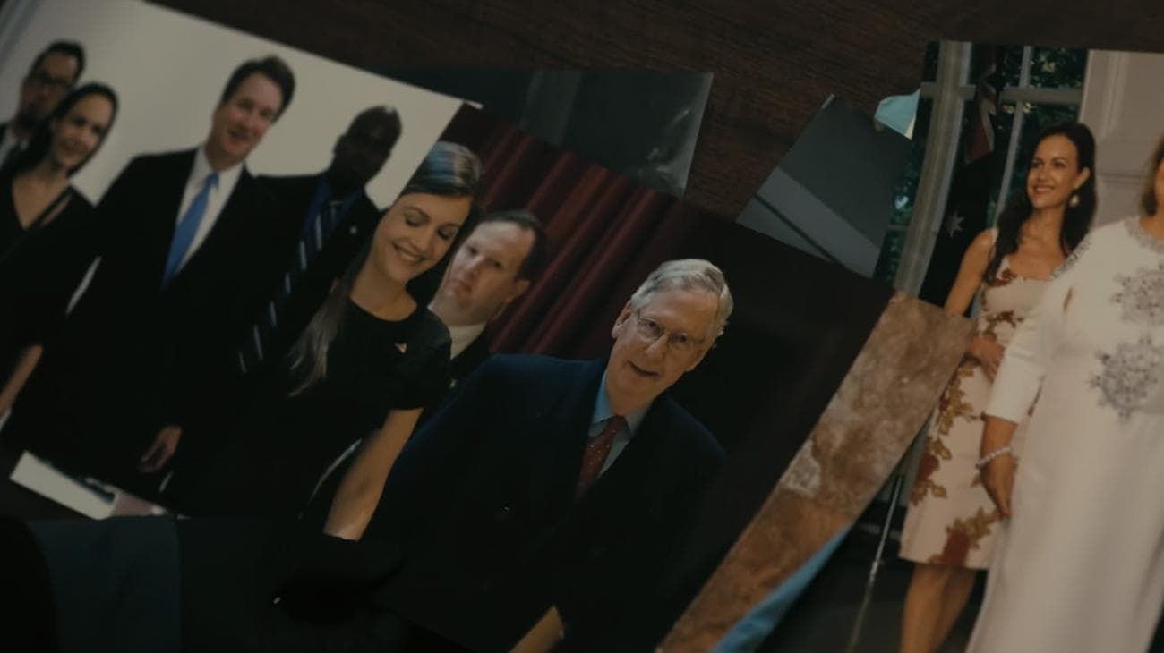 Ένας χαμογελαστός Mitch McConnell με μια γελαστή Βέρνα από "Η πτώση του οίκου του Usher" δίπλα του.