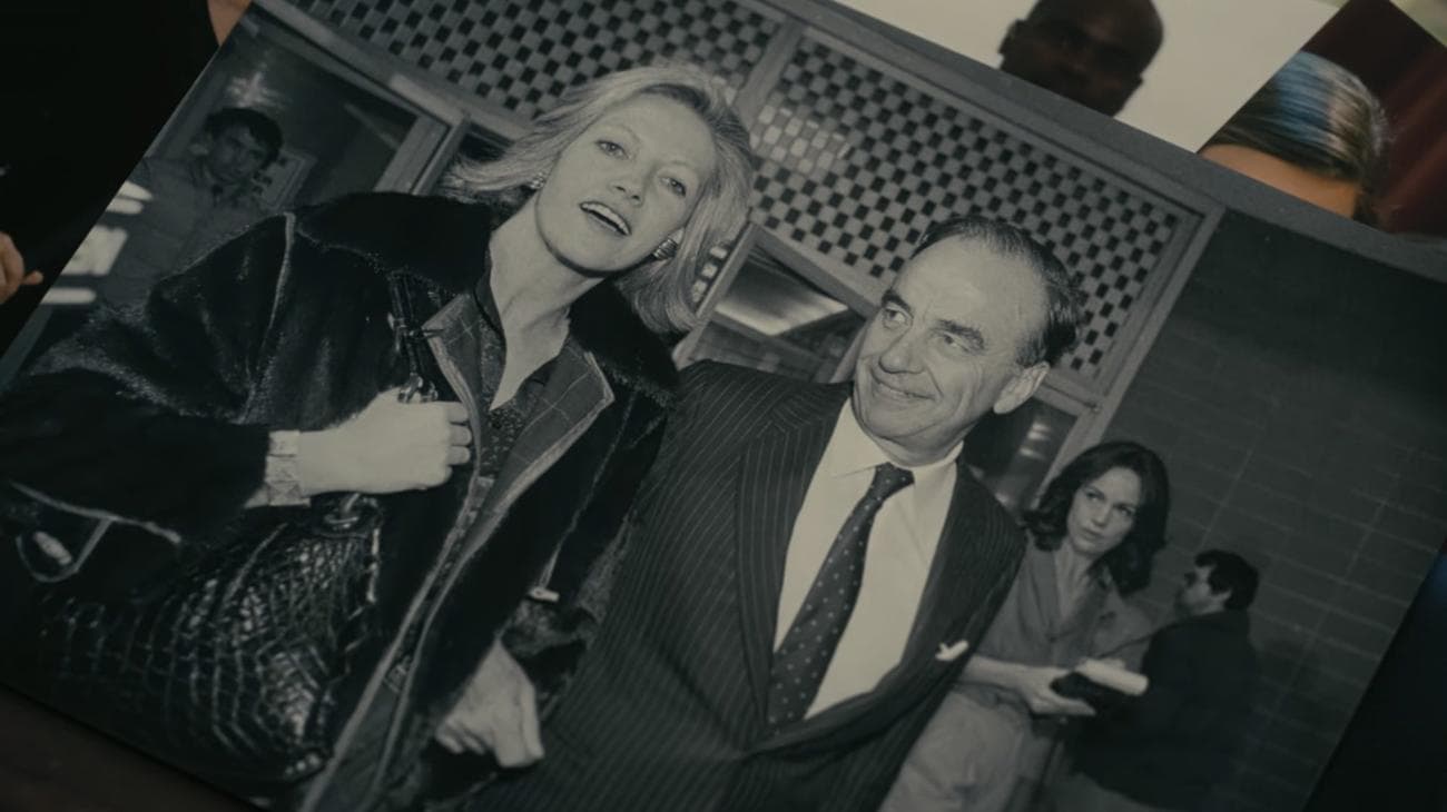 Ο Ρούπερτ Μέρντοκ και η πρώην σύζυγός του Άννα πάνε βόλτα, με τη Βέρνα από "Η πτώση του οίκου του Usher" στέκεται πίσω τους.