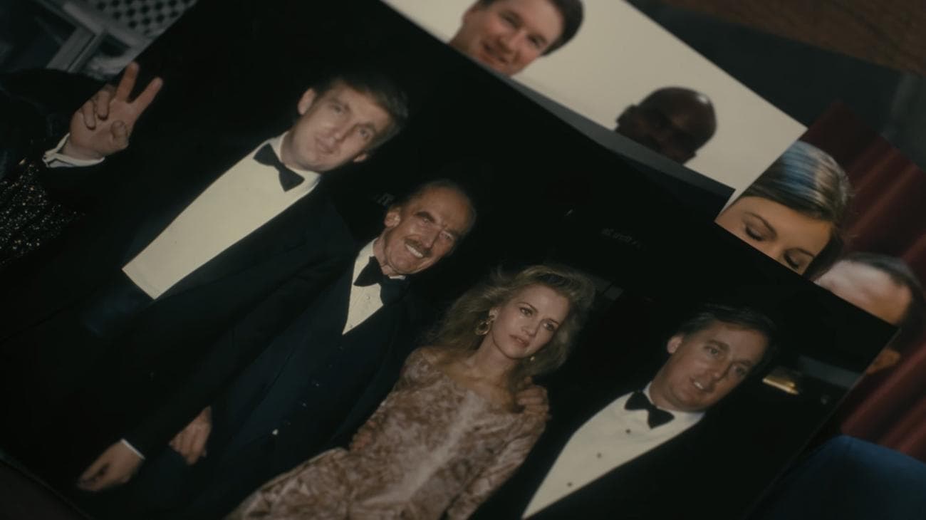 Η οικογένεια Τραμπ, όλοι φορώντας σμόκιν, συγκεντρώνεται σε ένα γκαλά, με τη Βέρνα από "Η πτώση του οίκου του Usher" με ένα χρυσό φόρεμα που στέκεται ανάμεσά τους.