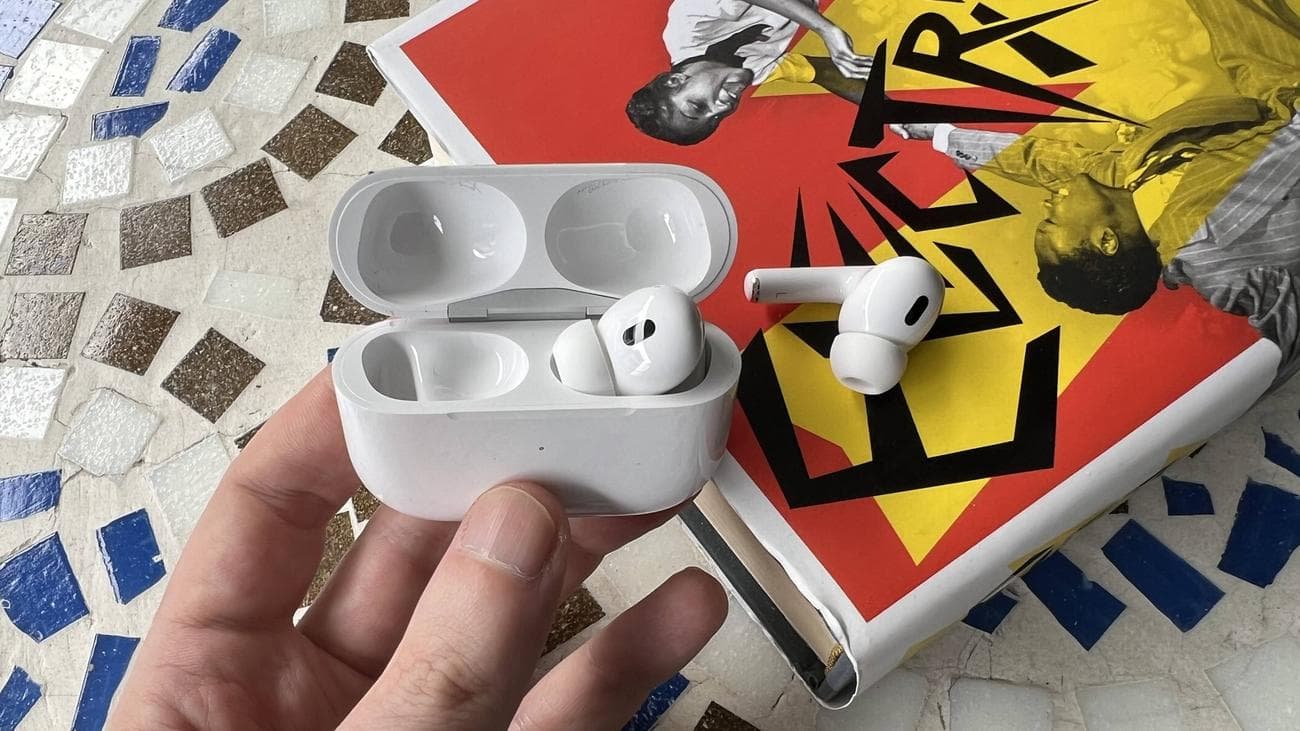 AirPods Pro 2 σε μωσαϊκό τραπέζι