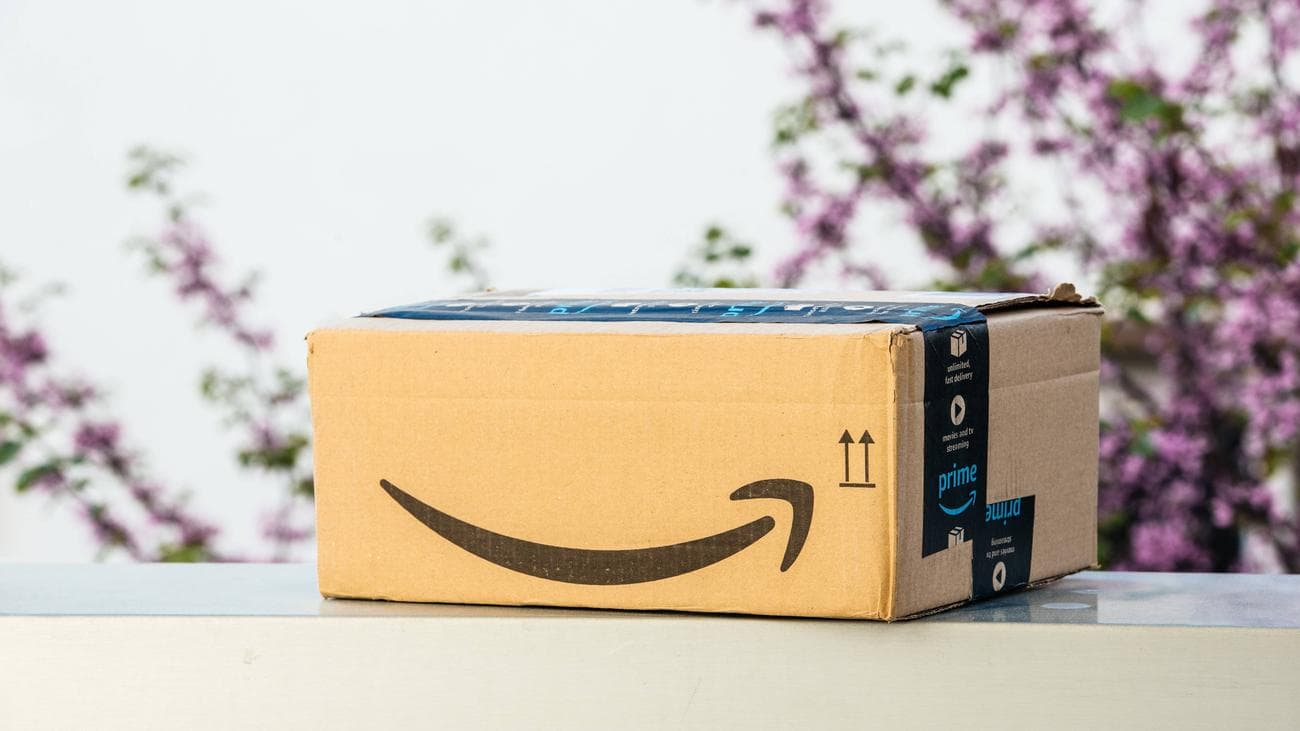 Χάρτινο κουτί με λογότυπο amazon smile στο μπροστινό μέρος και τυλιγμένο με ταινία Prime Day