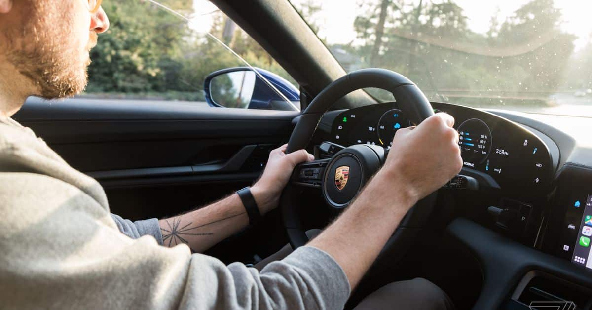 Η Porsche προσθέτει την Google στα αυτοκίνητά της καθώς επιδεινώνονται τα προβλήματα λογισμικού της VW
