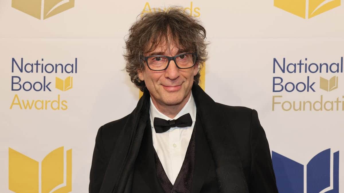 Ο Neil Gaiman Hopes Good Omens Season 3 Happens
