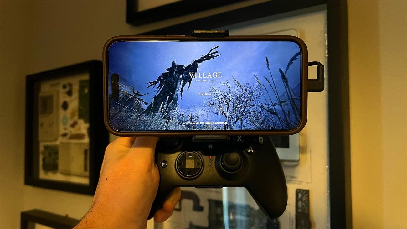 Village στο iPhone 15 Pro Max με χειριστήριο RIOT