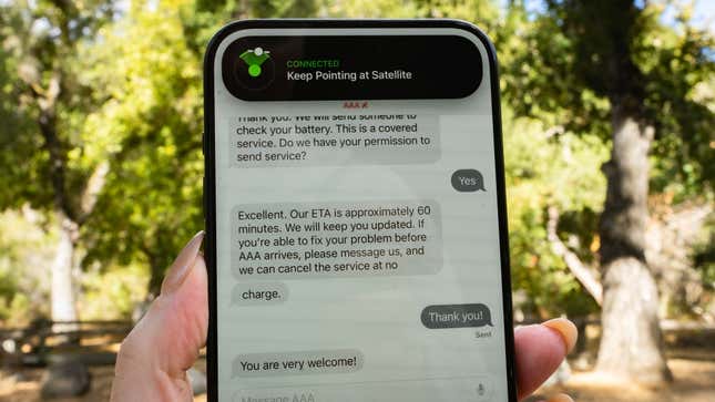 Μια φωτογραφία του πώς φαίνεται να ζητάς οδική βοήθεια μέσω δορυφόρου στο iPhone 15 Pro 
