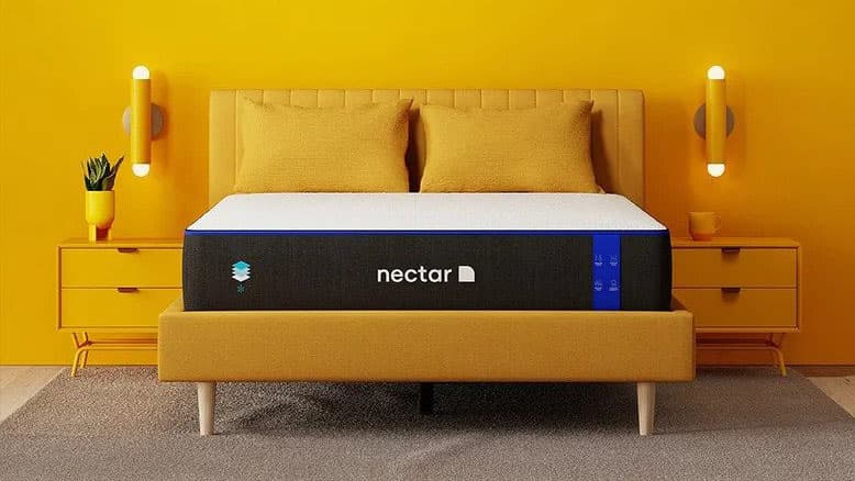 Στρώμα Nectar Memory Foam σε κίτρινο φόντο