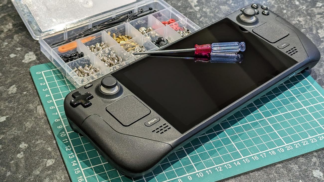 Steam Deck σε ένα πράσινο μεζούρα με ένα κατσαβίδι