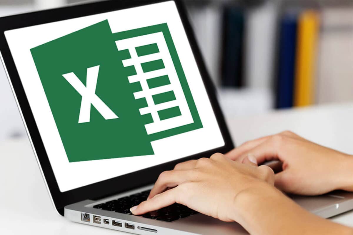 Πρόσωπο που χρησιμοποιεί το excel για να προσθέτει και να αφαιρεί