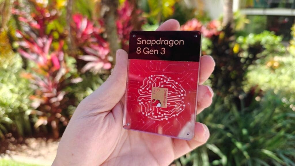 Snapdragon 8 Gen 3 chipset στο χέρι