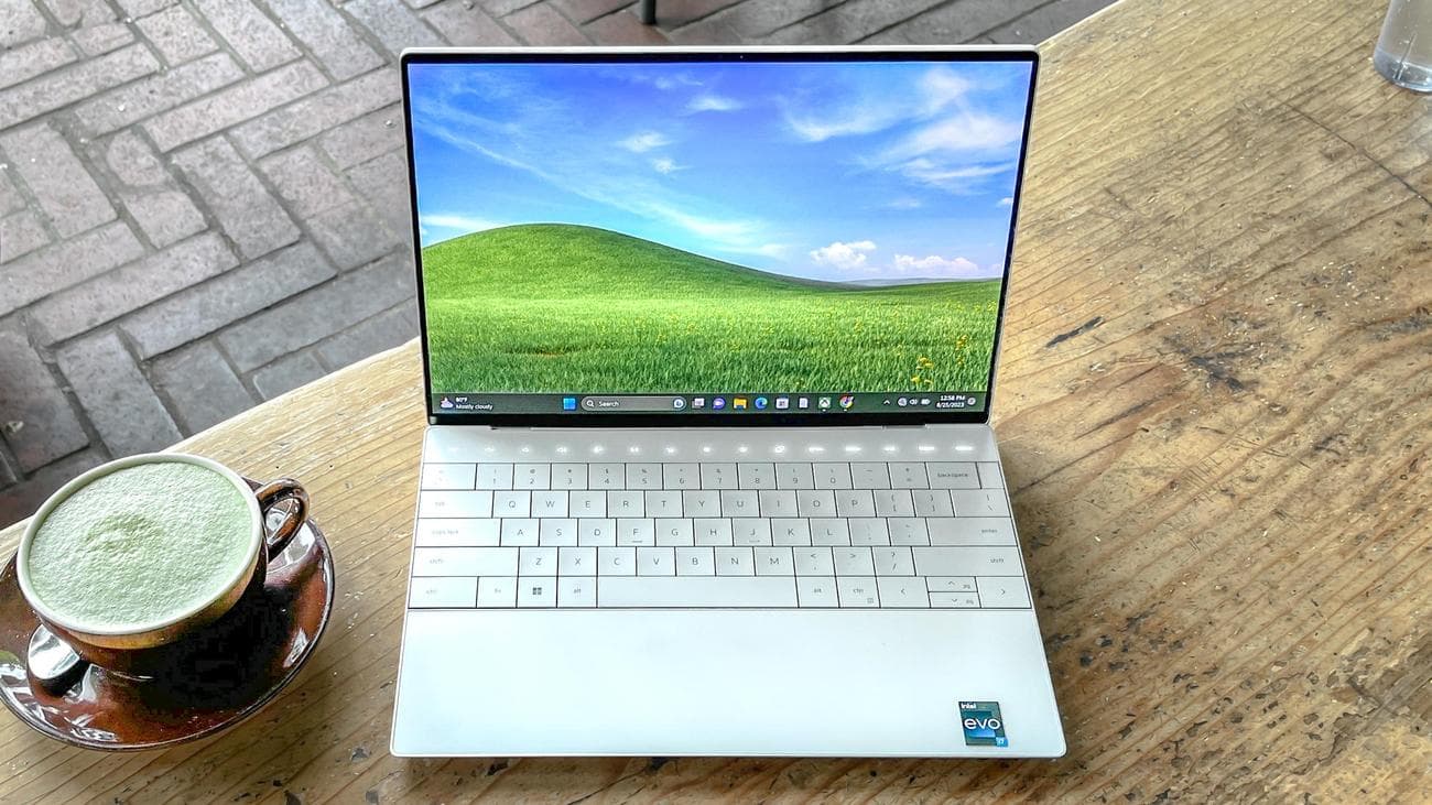 Η μονάδα αναθεώρησης του Dell XPS 13 Plus (2023) κάθεται στο τραπέζι