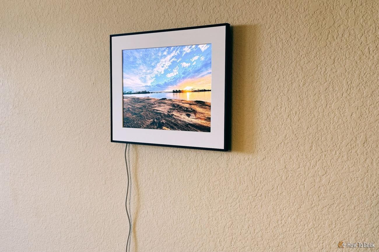 Aura Walden κρεμασμένη σε έναν τοίχο