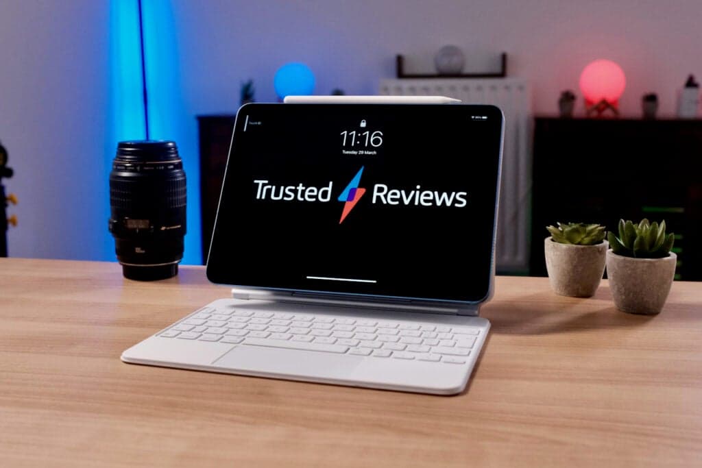 Μπροστά με θέα το iPad Air 2022 στο Magic Keyboard