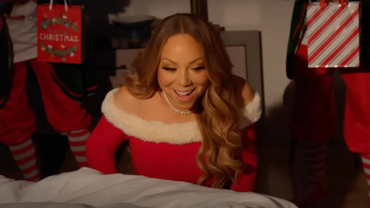 Η Mariah Carey κάνει βάναυσα φάρσα με τον Jimmy Kimmel με ένα πλήρες χριστουγεννιάτικο τραγούδι
