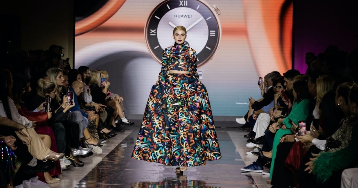 Στηρίζει τα New Designers Awards και βραβεύεται ως «Best Fashion Tech Wearable»