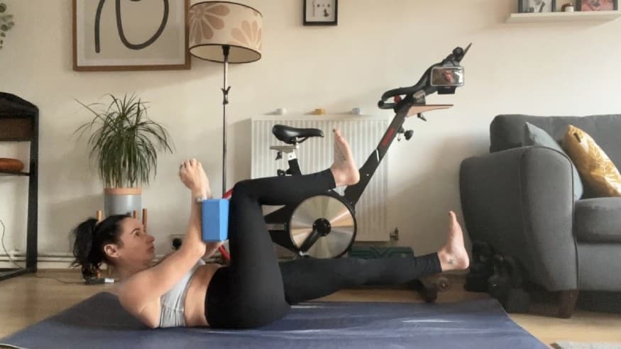 Ο συγγραφέας Sam εκτελεί λάκτισμα μπλοκ γιόγκα με τεντωμένο το αριστερό πόδι