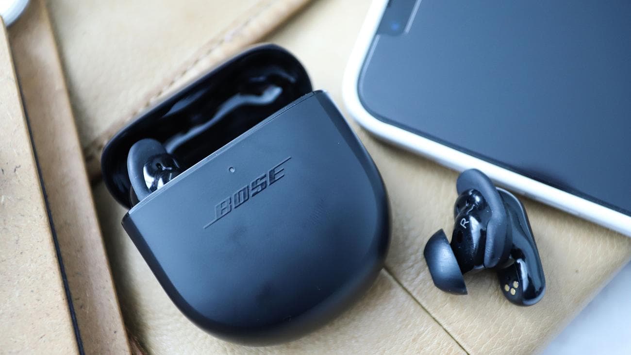 Bose QuietComfort Earbuds 2 σε ένα γραφείο