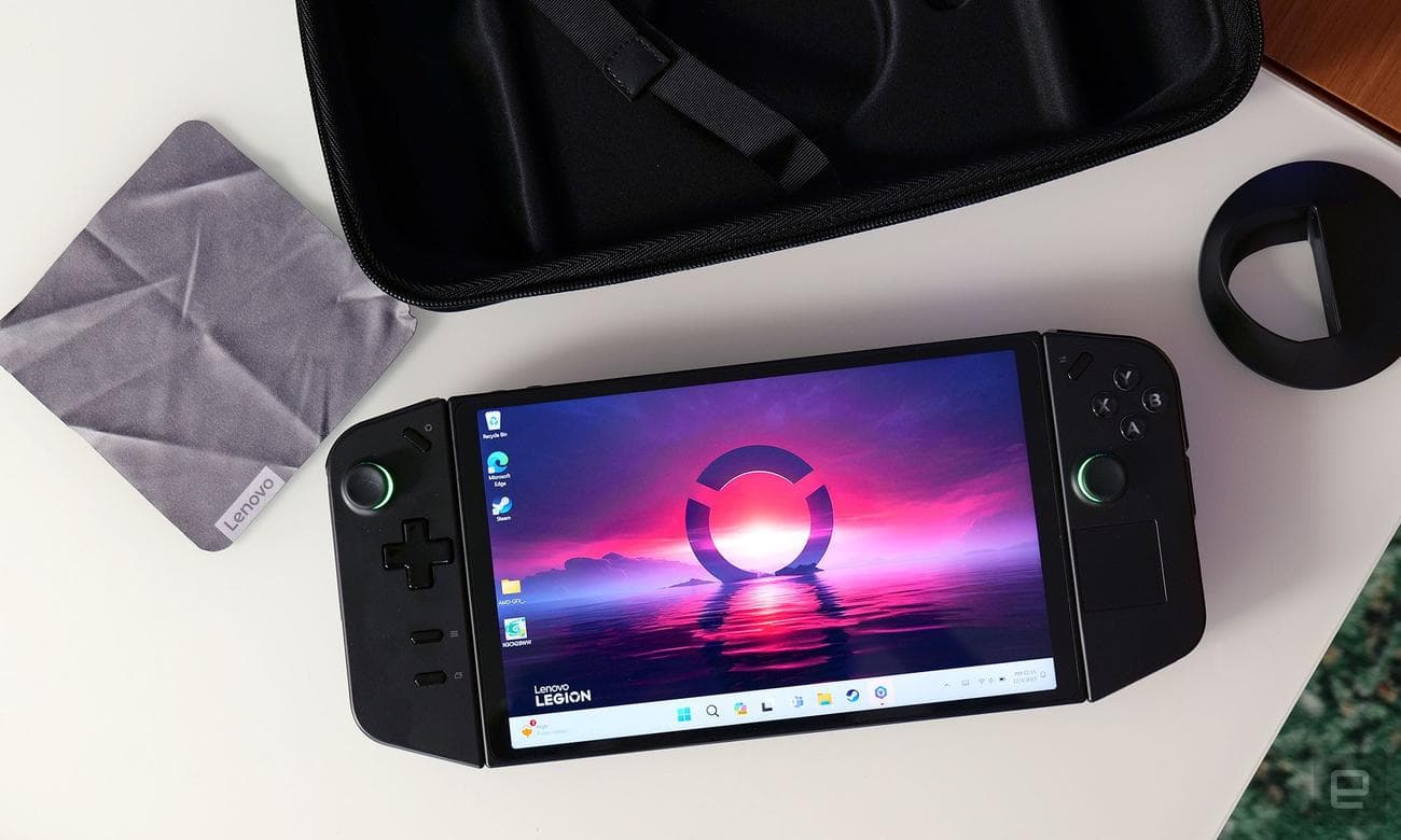 Το Legion Go συνοδεύεται από μια περιλαμβανόμενη θήκη μεταφοράς, ένα πανί καθαρισμού από μικροΐνες, έναν προσαρμογέα τροφοδοσίας USB-C και ένα ξωτικό που μετατρέπει το δεξί χειριστήριο σε κάθετο ποντίκι. 