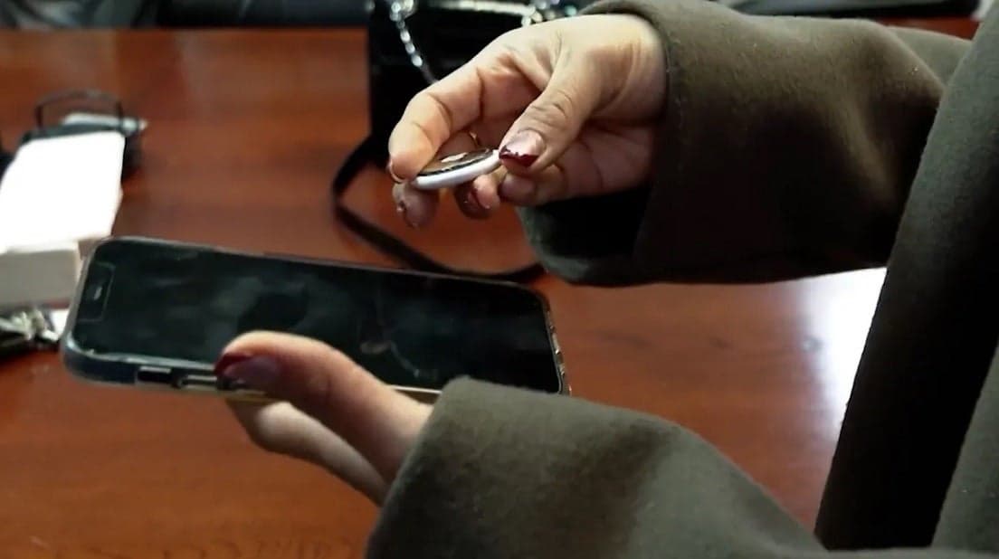 Το Apple AirTag βοηθά την οικογένεια να εντοπίσει την κλεμμένη βαλίτσα τους και να συλλάβει τον κλέφτη, Το Apple AirTag βοηθά την οικογένεια να εντοπίσει την κλεμμένη βαλίτσα τους και να συλλάβει τον κλέφτη, TechWar.GR