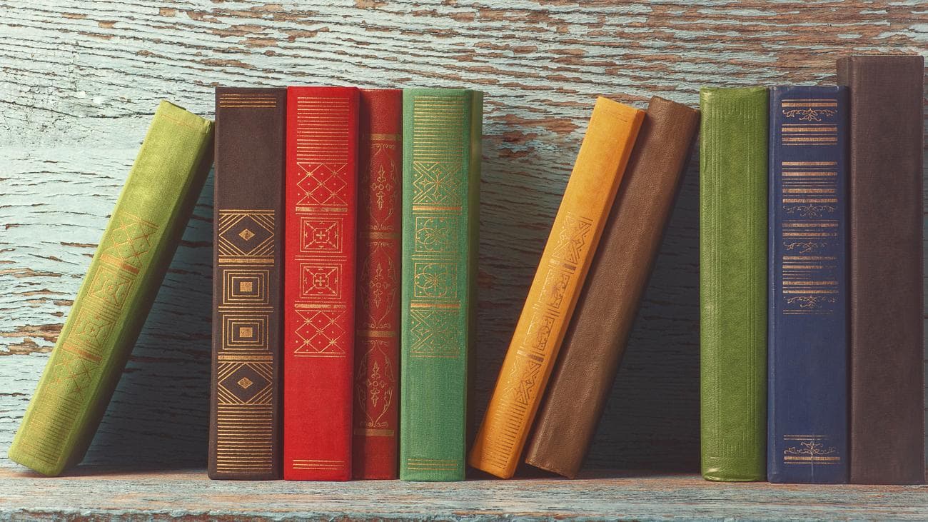 Ένα ράφι με σκληρόδετα βιβλία