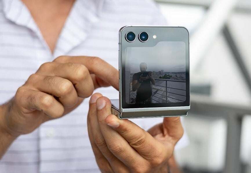 Εξωτερική οθόνη Galaxy Z Flip 5 (Πηγή εικόνας - PhoneArena) - Προβλέψεις ημερομηνίας κυκλοφορίας Galaxy Z Flip 6, τιμή, προδιαγραφές και χαρακτηριστικά που πρέπει να γνωρίζετε