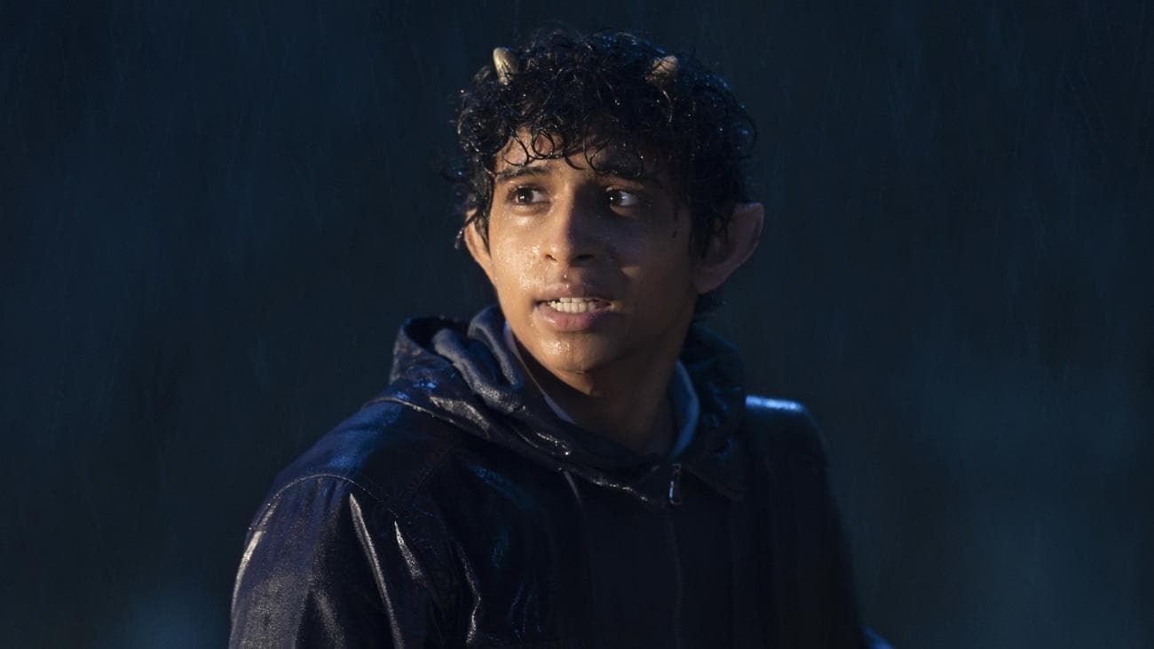 Ένας νεαρός σάτυρος που στέκεται στη βροχή.