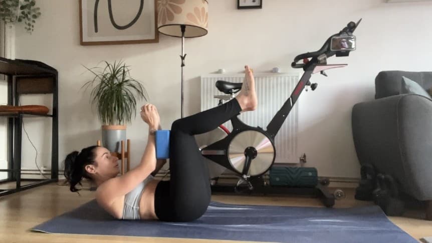 Ο Sam εκτελεί ένα ισομετρικό κοιλιακό κράτημα σε χαλάκι γιόγκα με μπλοκ γιόγκα