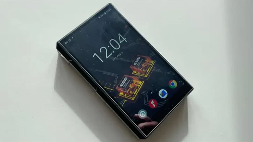 Μια συσκευή αναπαραγωγής MP3 Hi-Res FIIO M11S που στηρίζεται σε ένα τραπέζι.