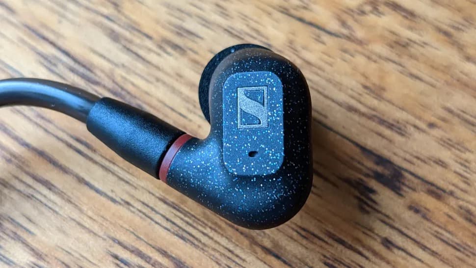 Το Sennheiser IE 300 Pro in-ear σε ξύλινη επιφάνεια.
