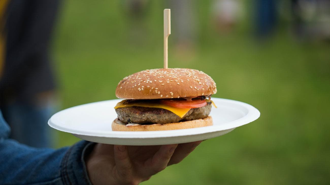 Ένα cheeseburger σε ένα χάρτινο πιάτο