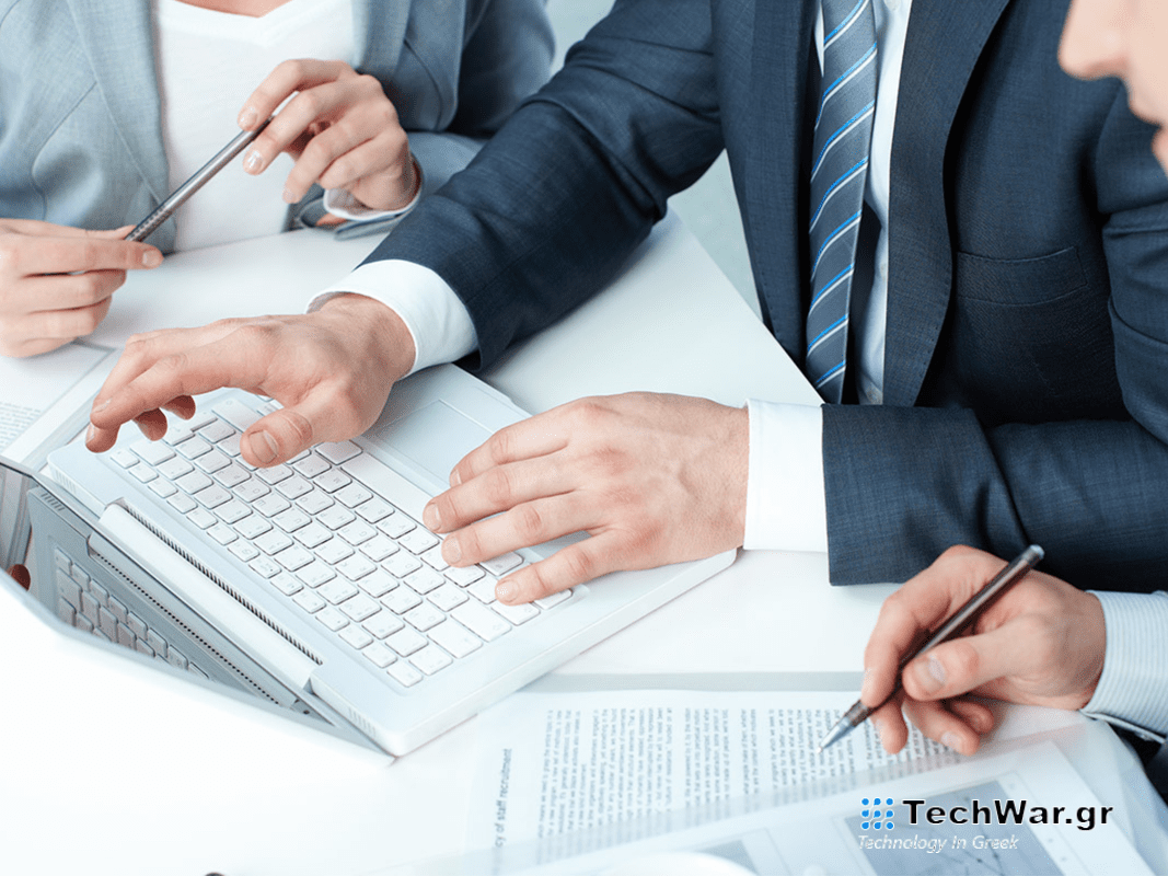 Άνθρωποι που περιβάλλονται από ένα πληκτρολόγιο.