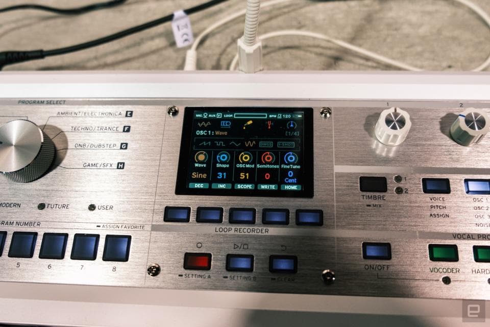 Η οθόνη και η διεπαφή χρήστη του Korg MicroKorg 2 στο NAMM 2024.