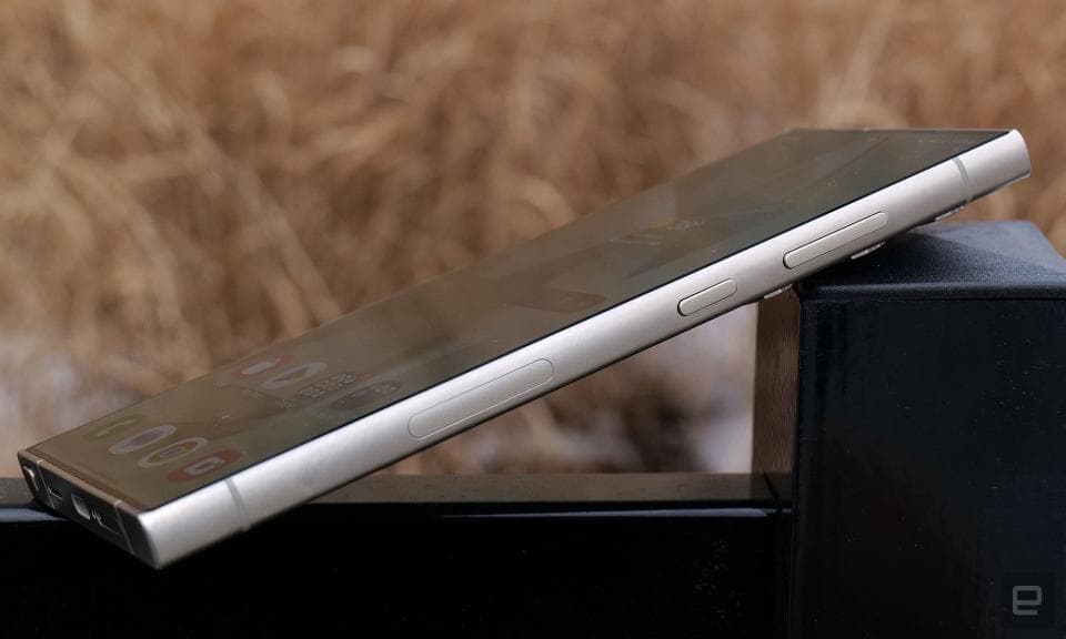 Το S24 Ultra έχει επίσης σχεδόν εντελώς επίπεδες πλευρές για να σας προσφέρει την περισσότερη οθόνη για σχέδιο και σημειώσεις. 