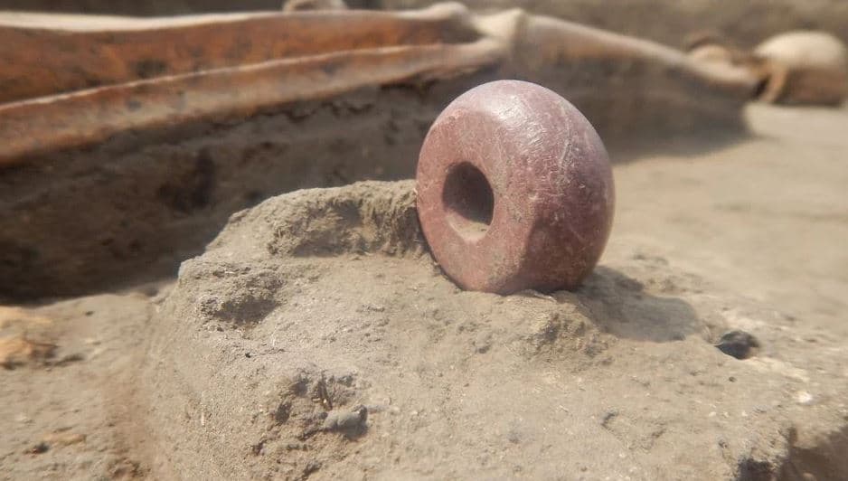 Βρέθηκε νεκροταφείο 1.000 ετών με νεκρούς που είχαν δαχτυλίδια στο λαιμό και κουβάδες στα πόδια, Βρέθηκε νεκροταφείο 1.000 ετών με νεκρούς που είχαν δαχτυλίδια στο λαιμό και κουβάδες στα πόδια, TechWar.GR