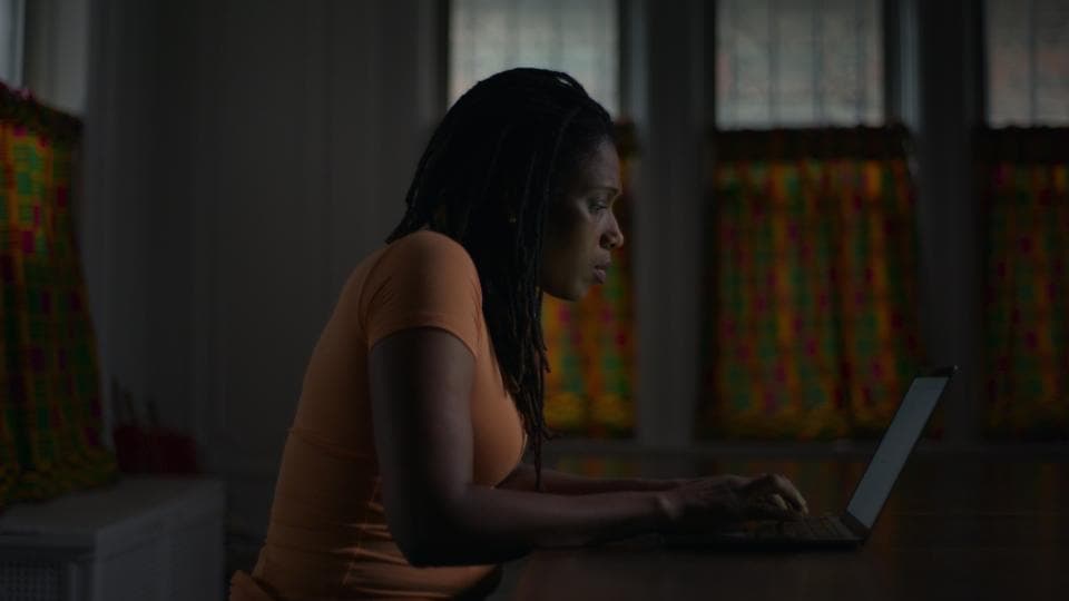 Η Christi Angel, μιλώντας σε μοντέλο AI της φίλης της μέσω του Project December, στο ντοκιμαντέρ Eternal You