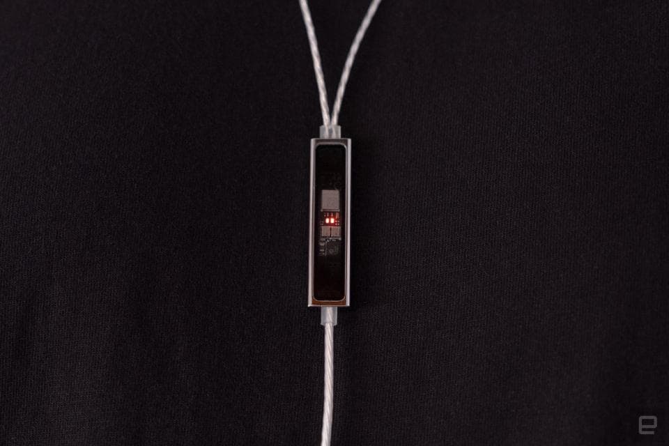 Ένα κοντινό πλάνο του εν σειρά DAC στα ακουστικά NHB15 USB-C της Questyle.