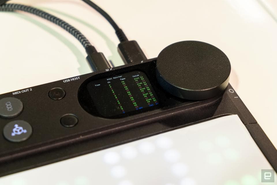 Κοντινό πλάνο της οθόνης και τρέξιμο στο Embodme Erae II στο NAMM 2024.