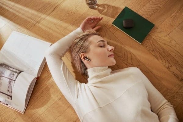 Αποκαλύφθηκε το OnePlus Buds 3: Πραγματικά ασύρματα ακουστικά μεσαίας εμβέλειας με ήχο και έξυπνα επίπεδα κορυφαίας ποιότητας - Buds 3 LifestyleStill Wearing Comfort 01 Metallic Gray RGB - TechWar.GR