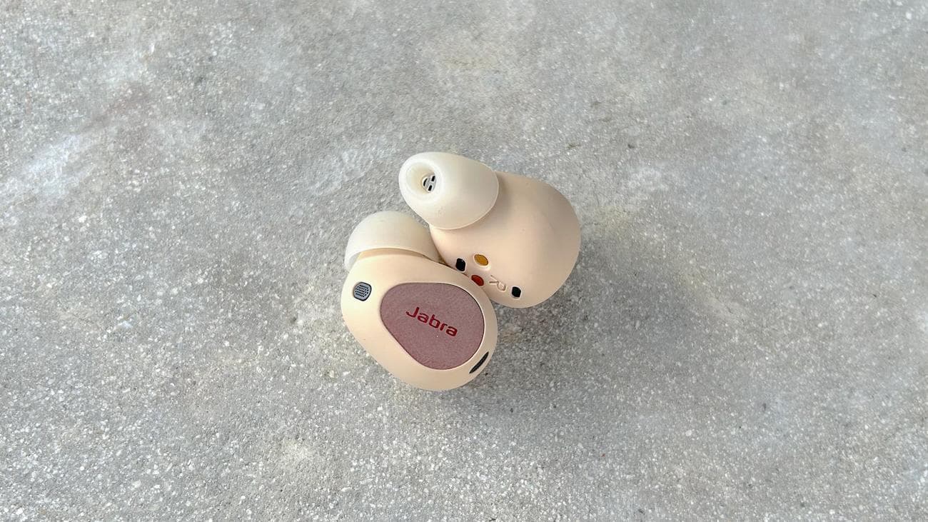 Jabra Elite 10 ακουστικά σε γκρι επιφάνεια