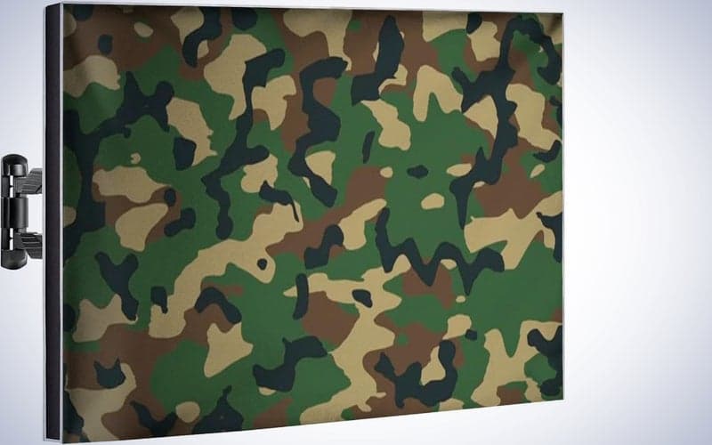 Κάλυμμα τηλεόρασης εξωτερικού χώρου Garnetics σε απλό λευκό φόντο.