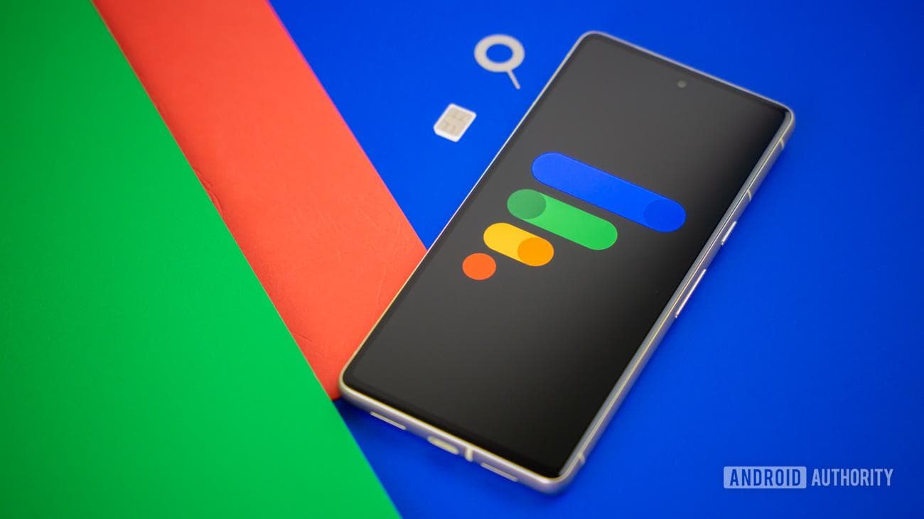 Λογότυπο Google Fi Wireless σε smartphone με κάρτα SIM και εξολκέας SIM δίπλα στοκ φωτογραφία 6